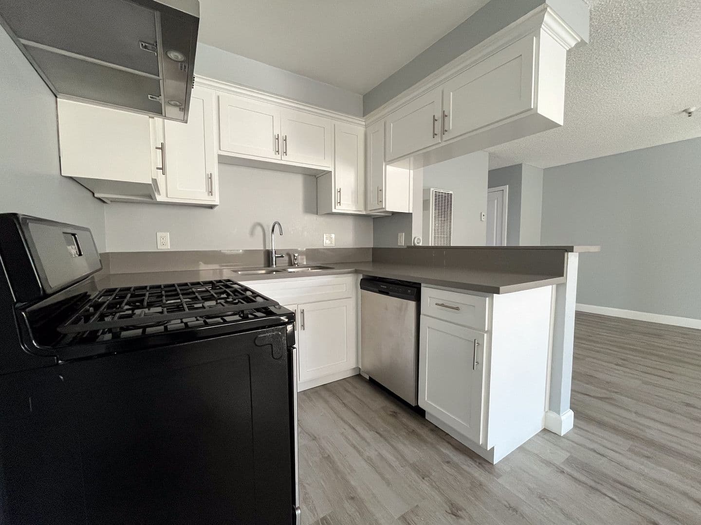 Hawthorne Apartment: 12521 Grevillea Avenue