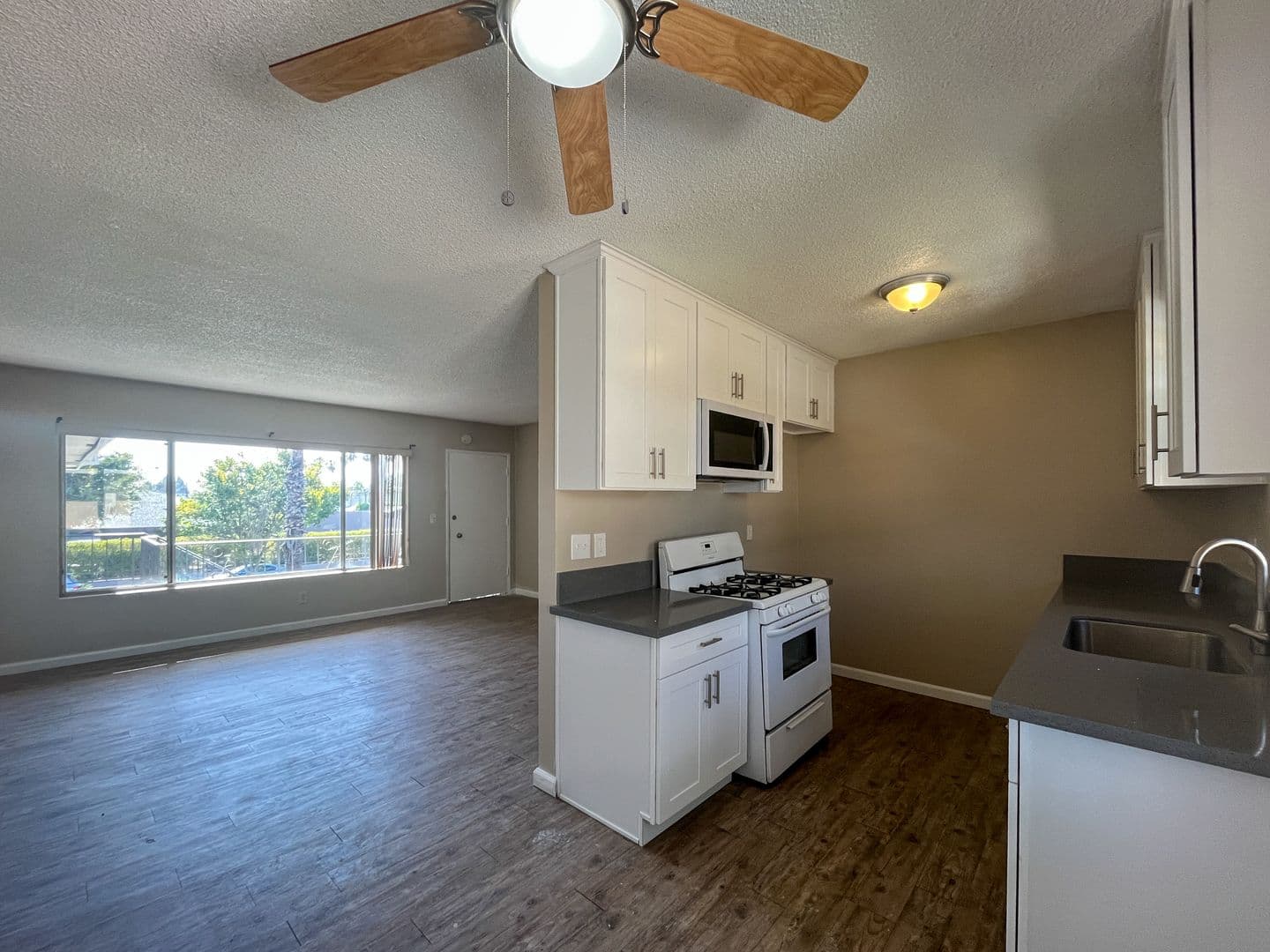 Anaheim Apartment: 1828 W. Glen Avenue