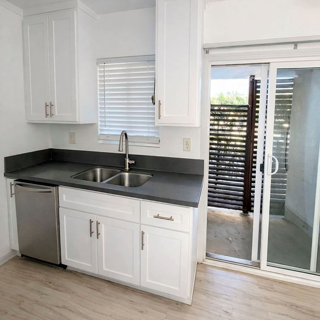 Long Beach Apartment: 360 Lime Avenue