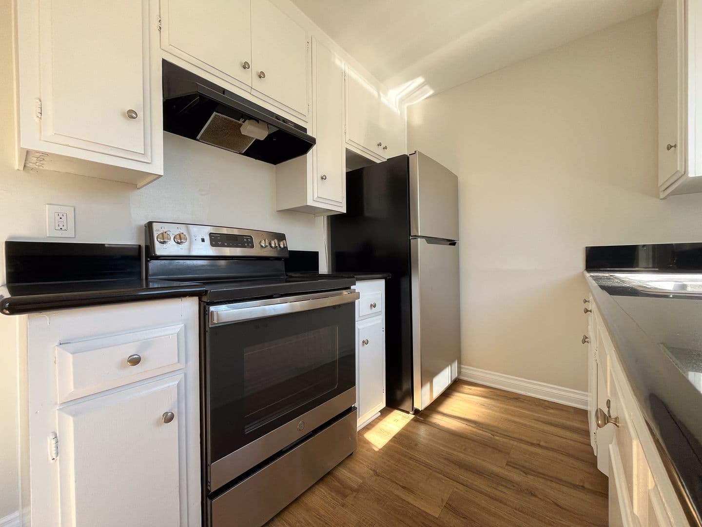 Long Beach Apartment: 372 Freeman Ave