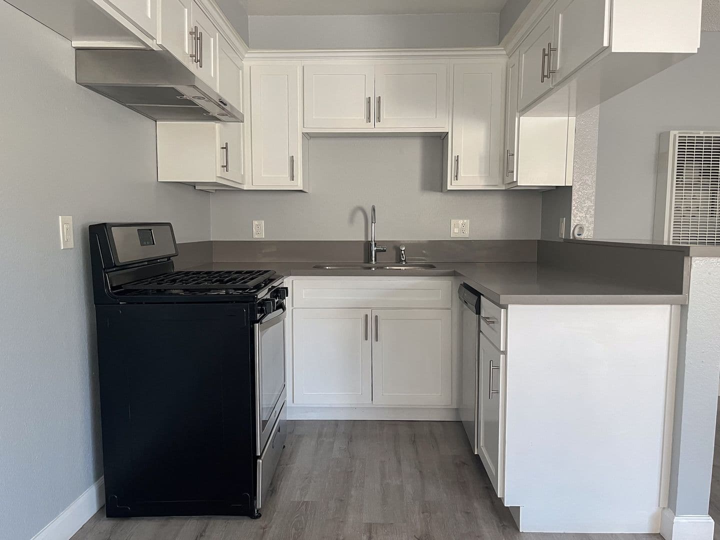 Hawthorne Apartment: 12521 Grevillea Avenue