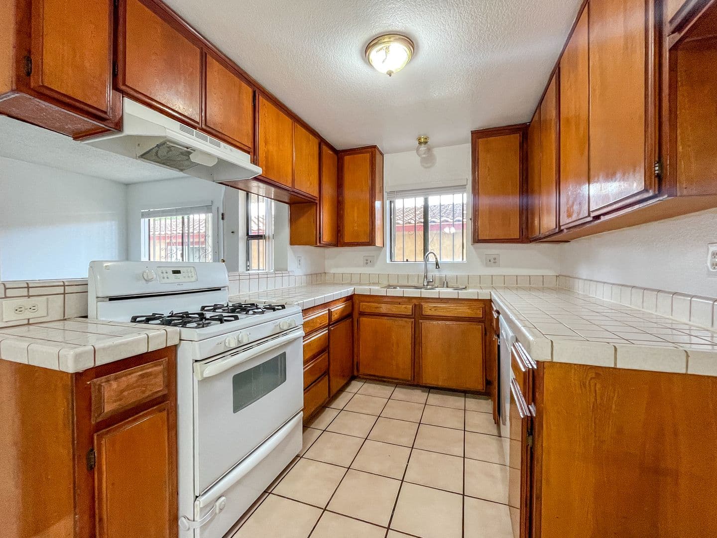 Hawthorne Apartment: 11943 Grevillea Ave