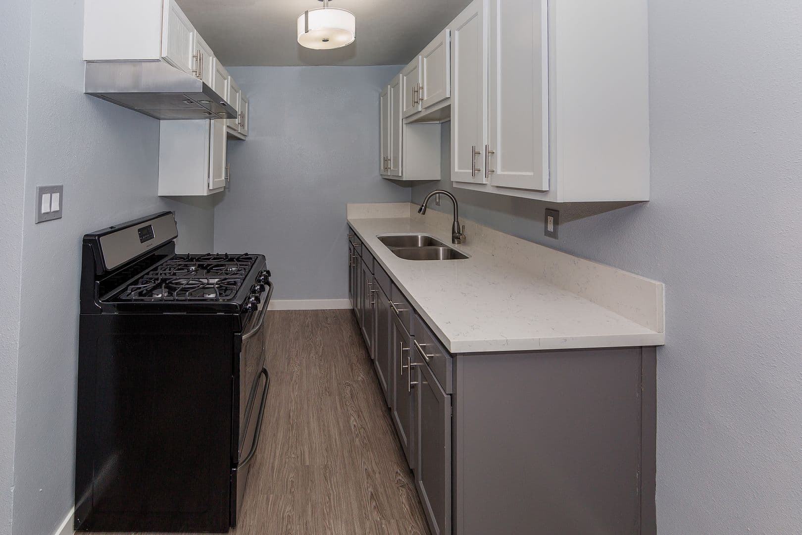 Long Beach Apartment: 1600-1602 Cedar Avenue
