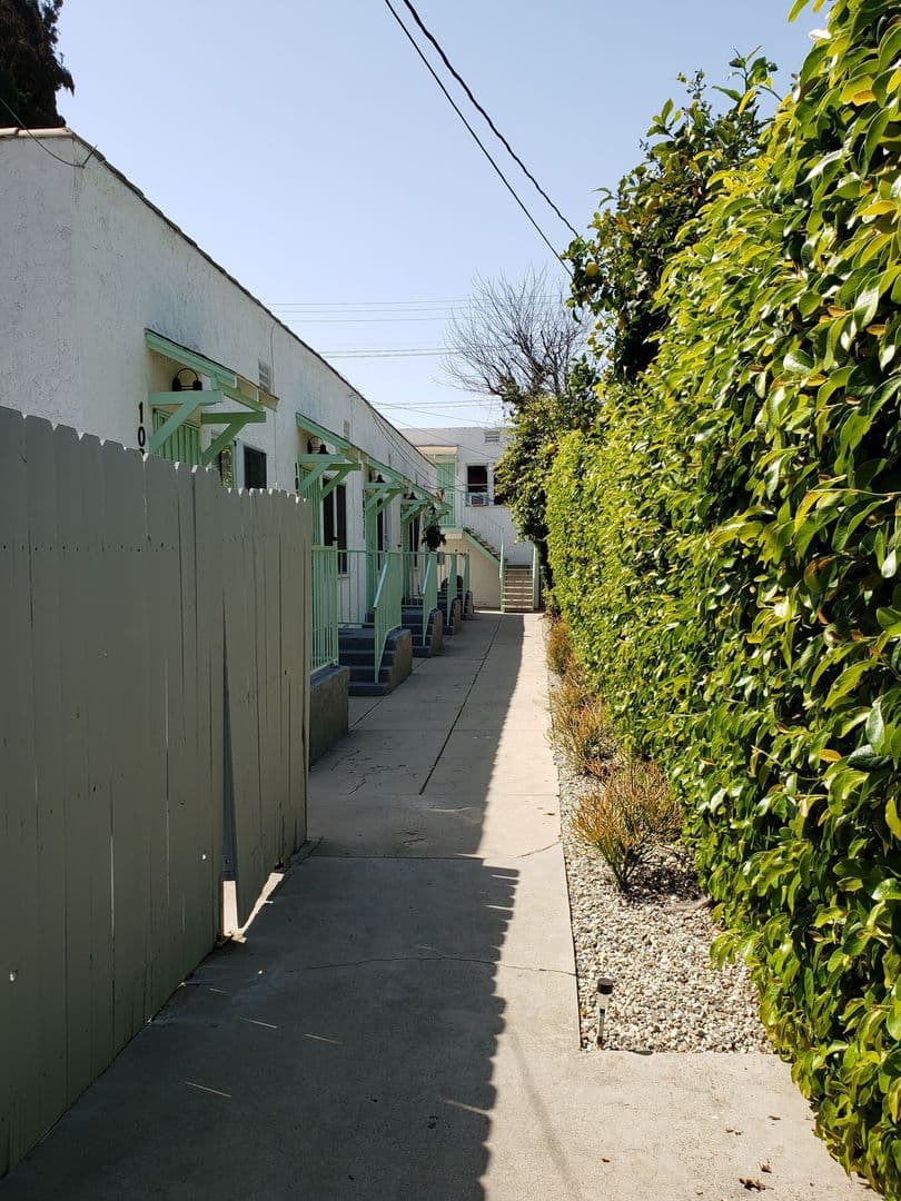 Long Beach Apartment: 1027-1031 Chestnut Avenue