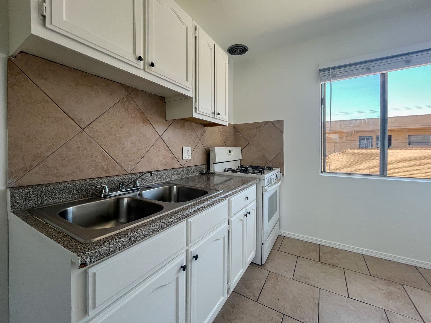 Hawthorne Apartment: 4240 El Segundo Blvd