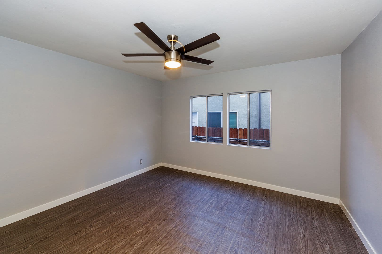 Long Beach Apartment: 1600-1602 Cedar Avenue