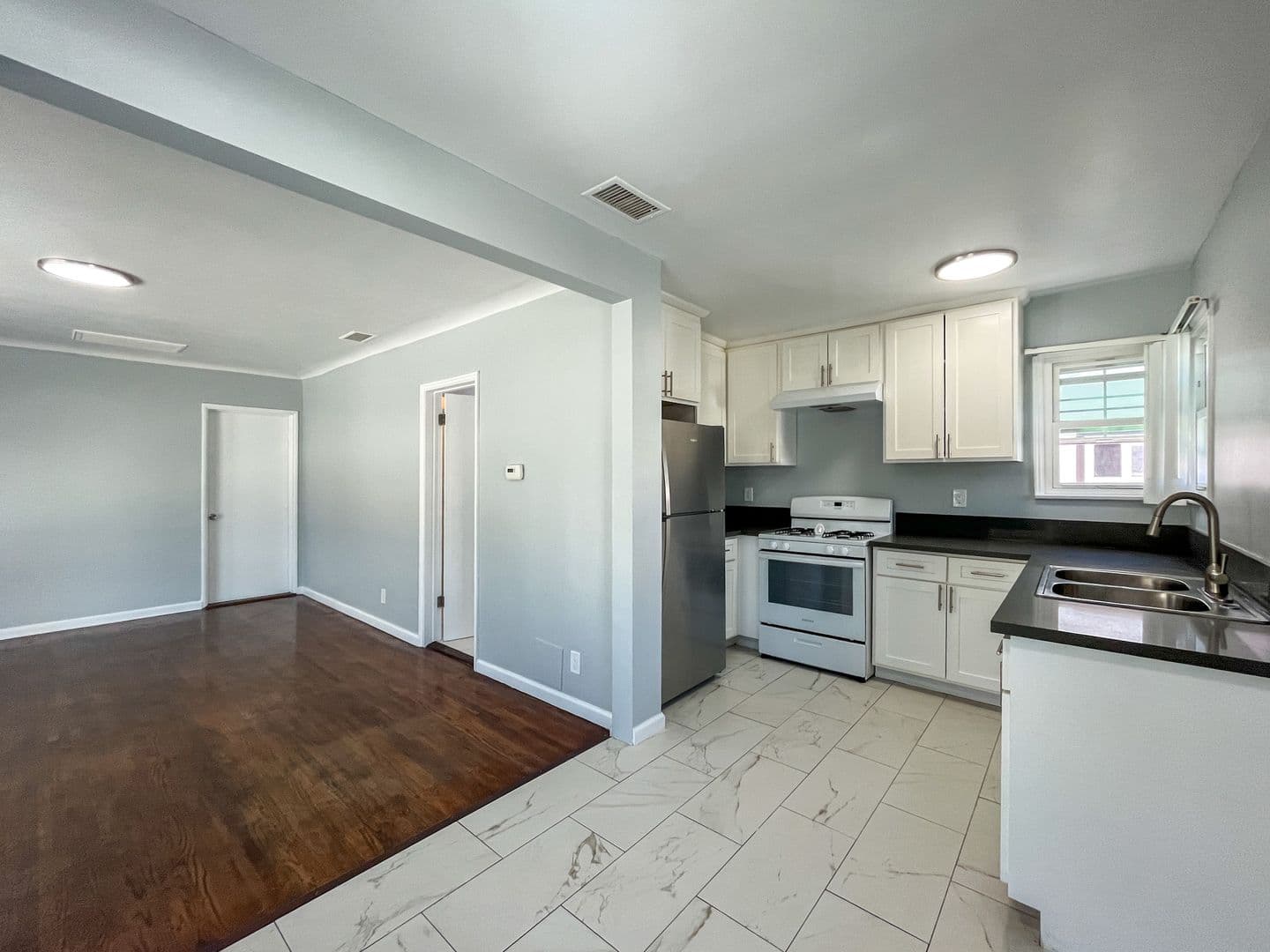 Del Aire Apartment: 5525-5535 W. 118th Street