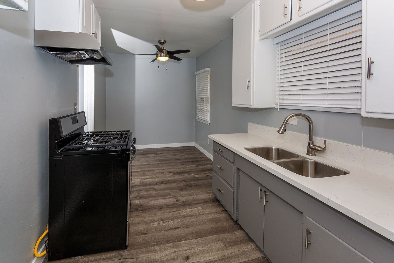 Long Beach Apartment: 1430 Chestnut Ave