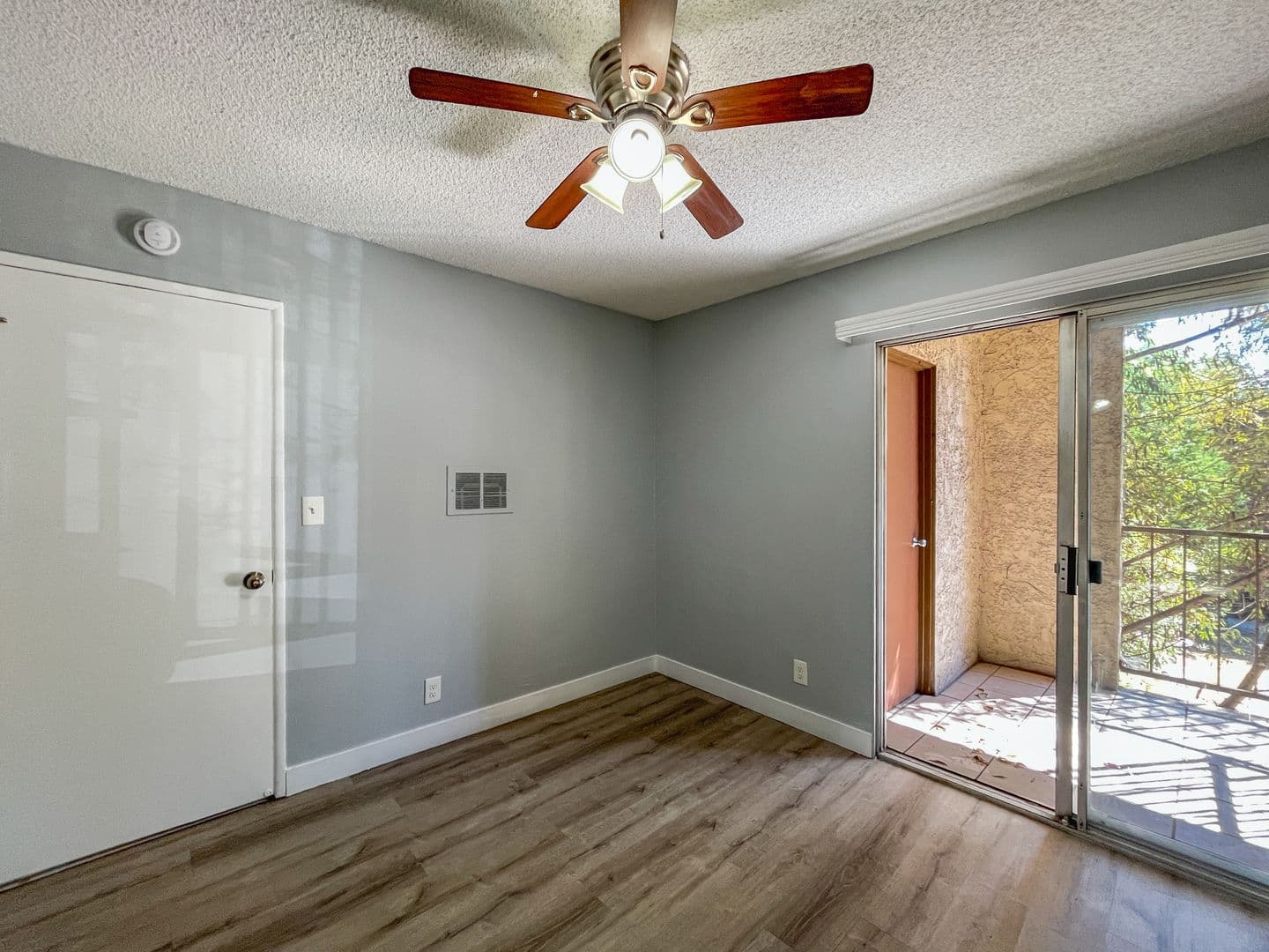 Long Beach Apartment: 124 E. 12th Street