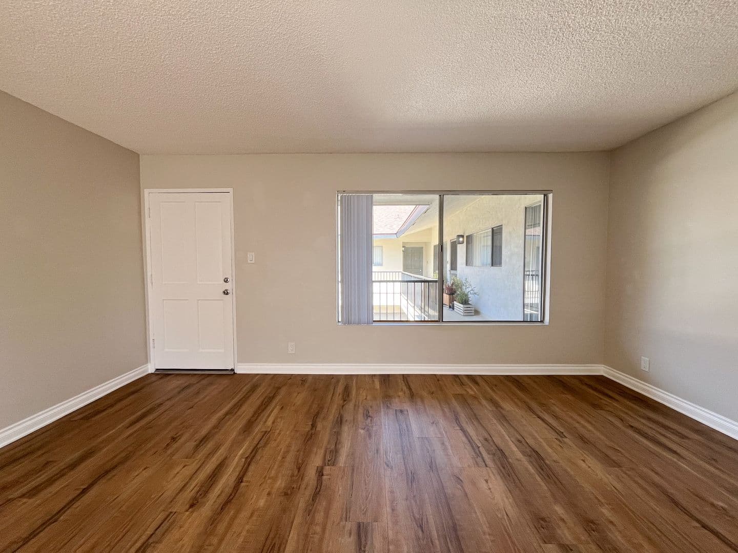 Long Beach Apartment: 372 Freeman Ave