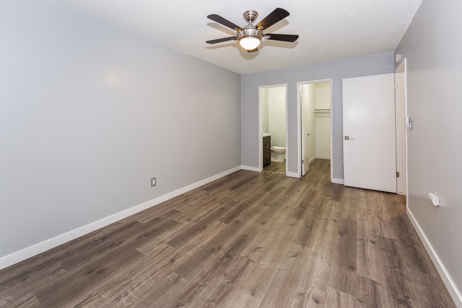 Long Beach Apartment: 2455 Pasadena Avenue