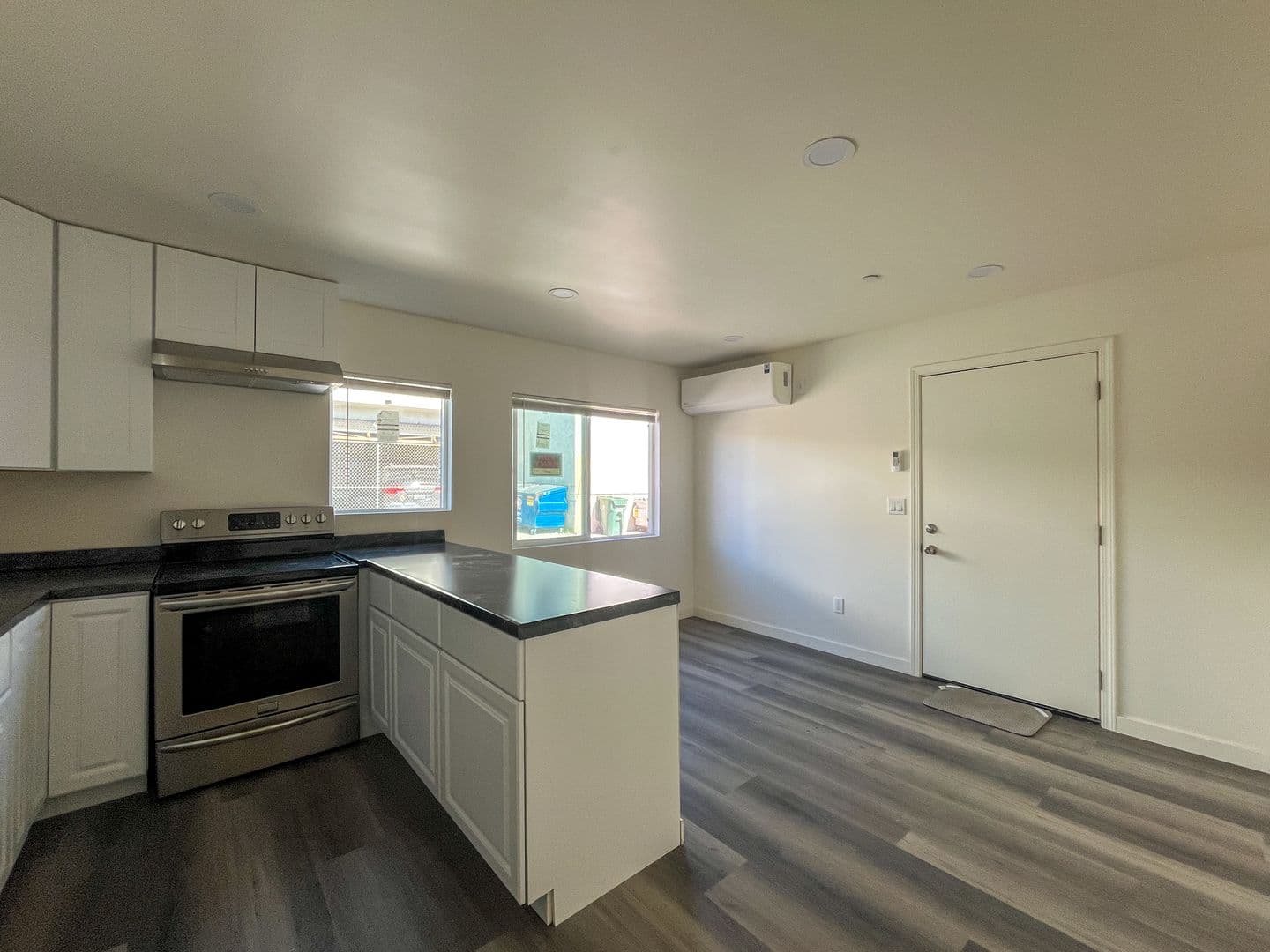 Inglewood Apartment: 702 S Walnut St
