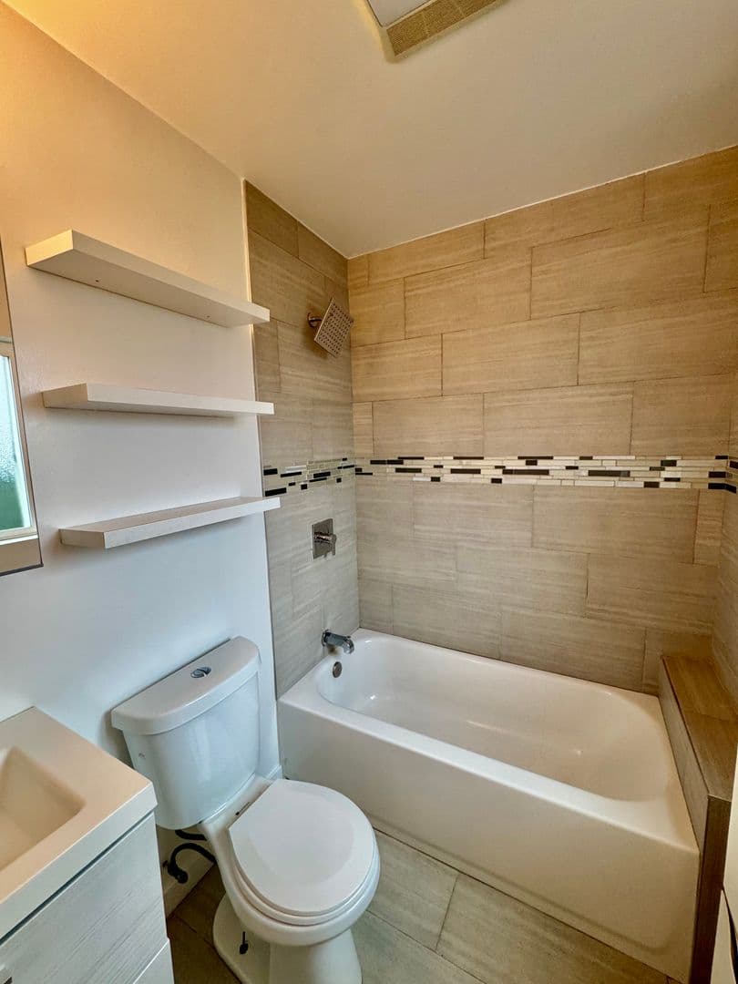 Inglewood Apartment: 613 S. Prairie Avenue