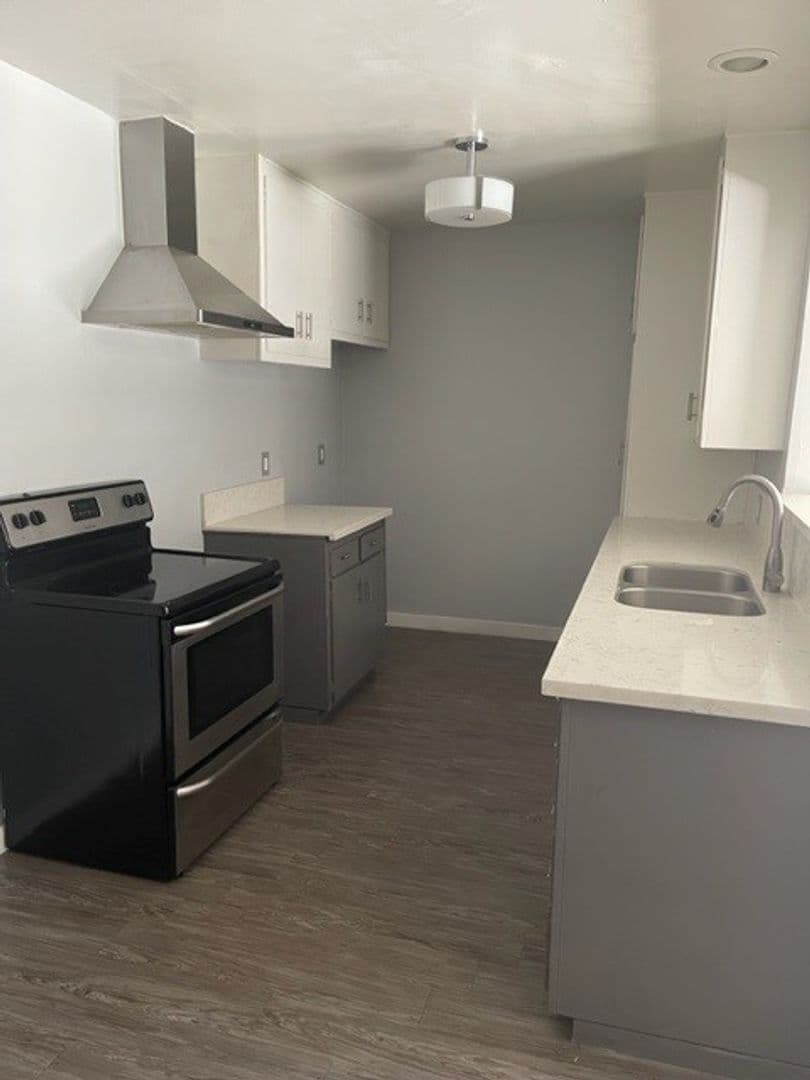Long Beach Apartment: 2455 Pasadena Avenue