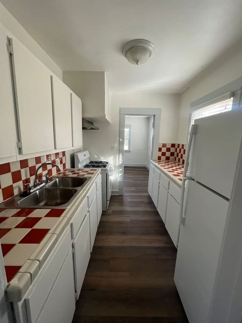 Long Beach Apartment: 1631 E. Florida St