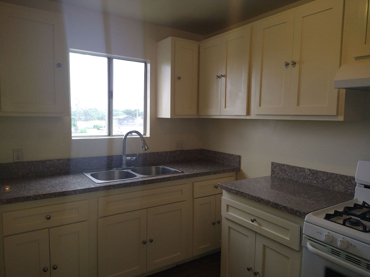 Los Angeles Apartment: 8209-8211 S. Broadway