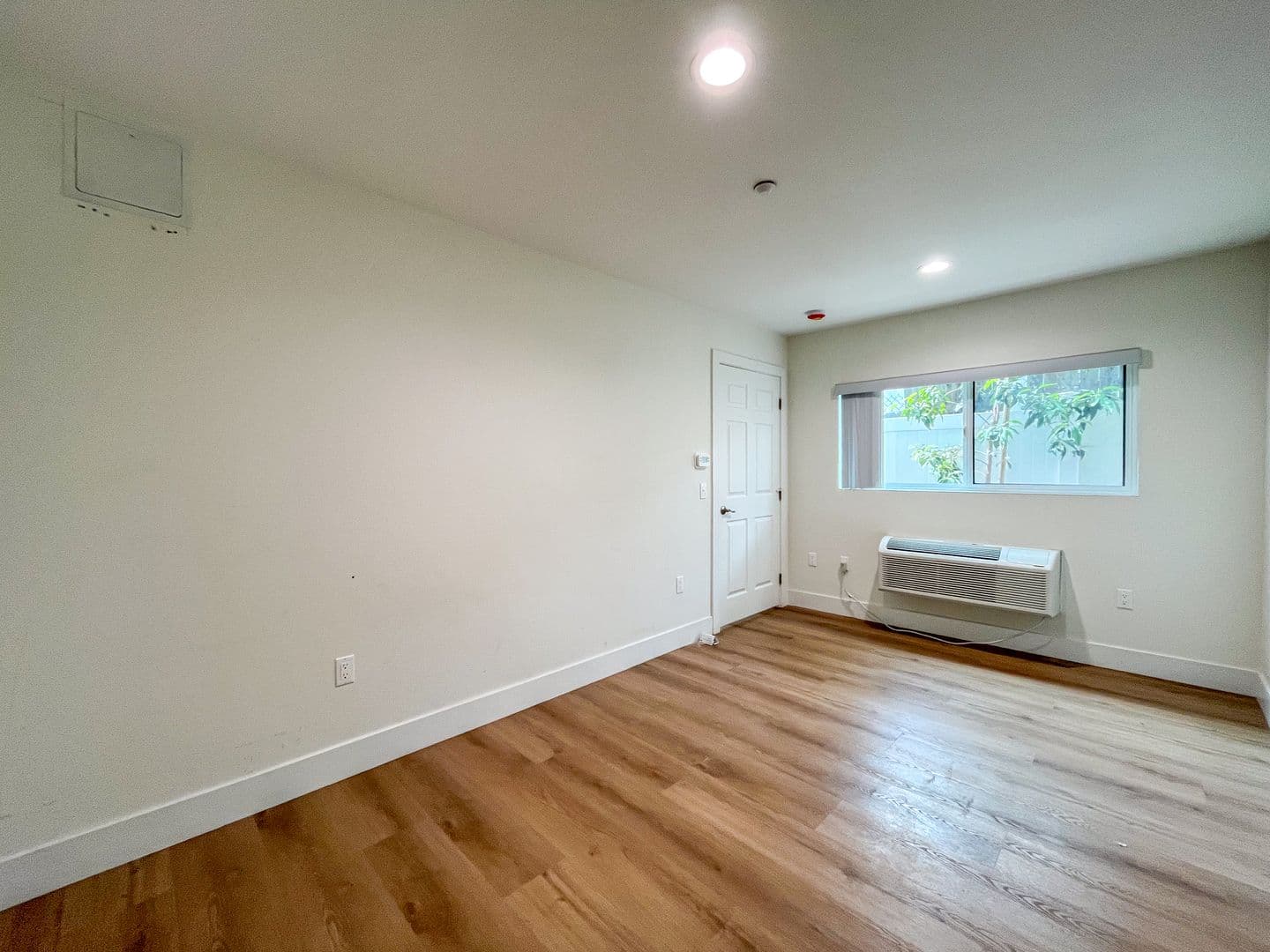 Los Angeles Apartment: 1627 E 92nd St