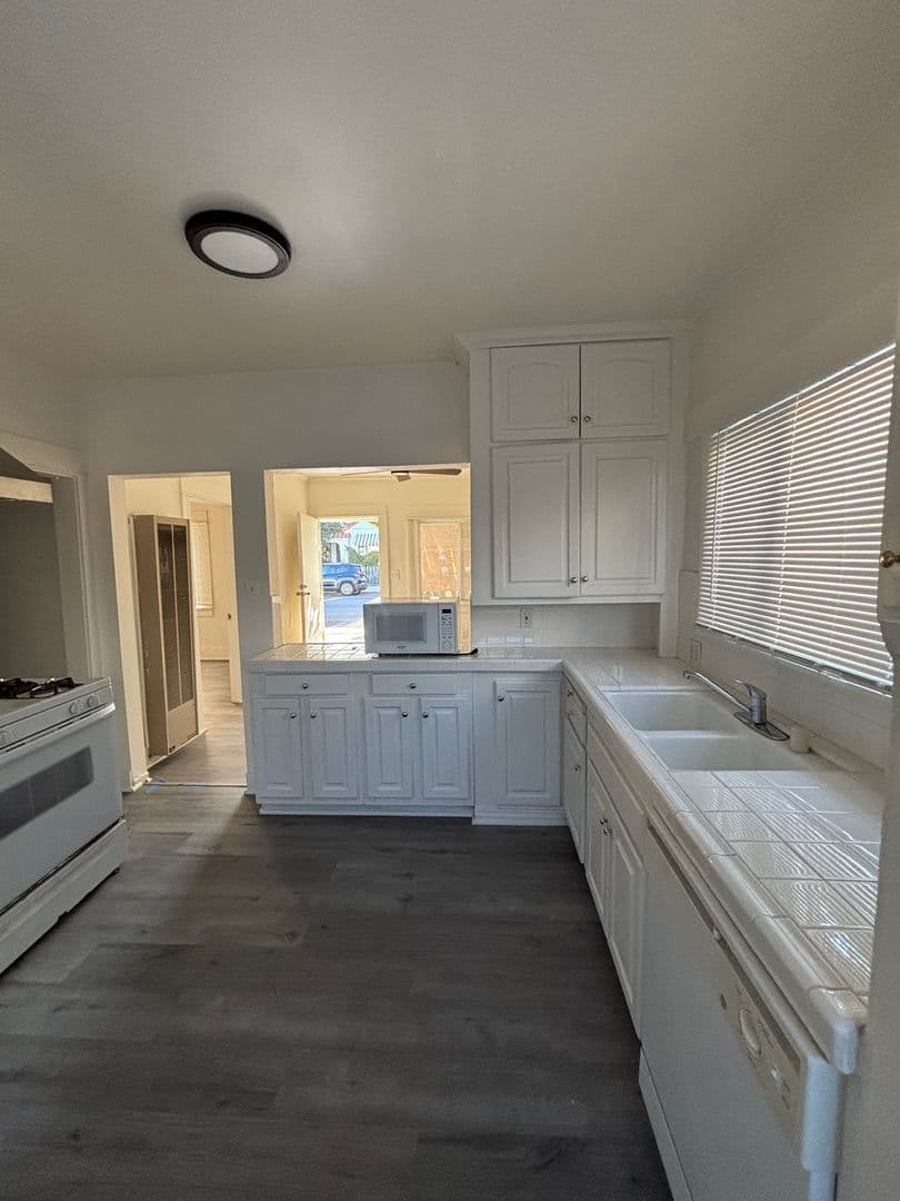 San Pedro Apartment: 1602-1620 S. Centre St.