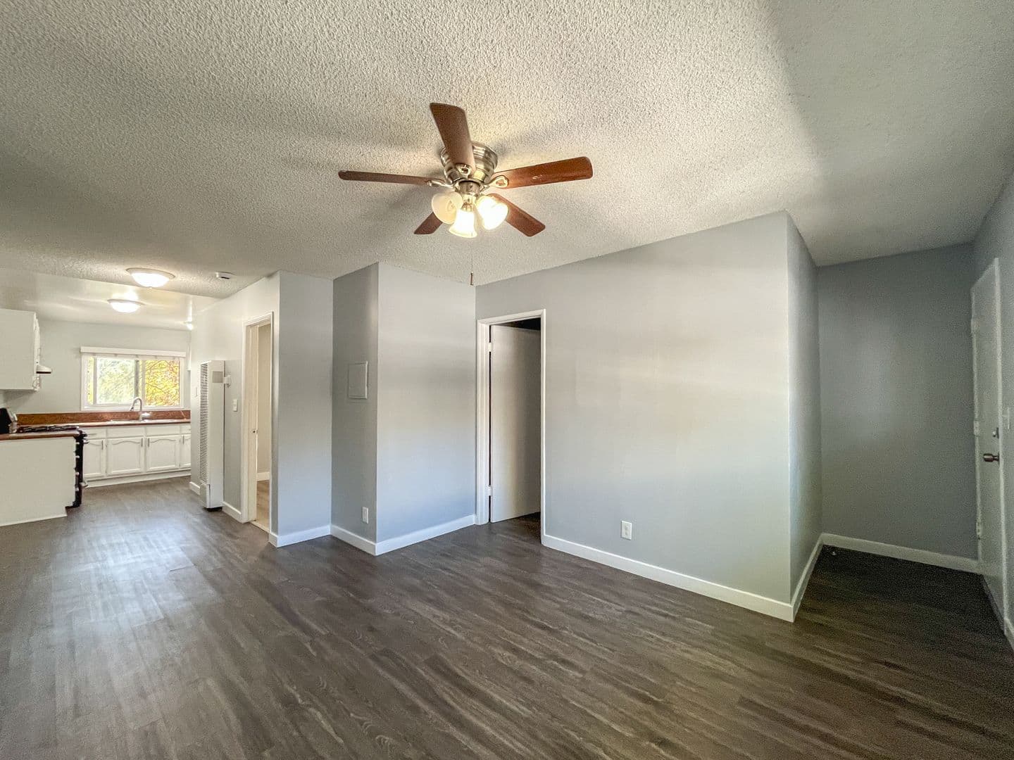 Long Beach Apartment: 124 E. 12th Street