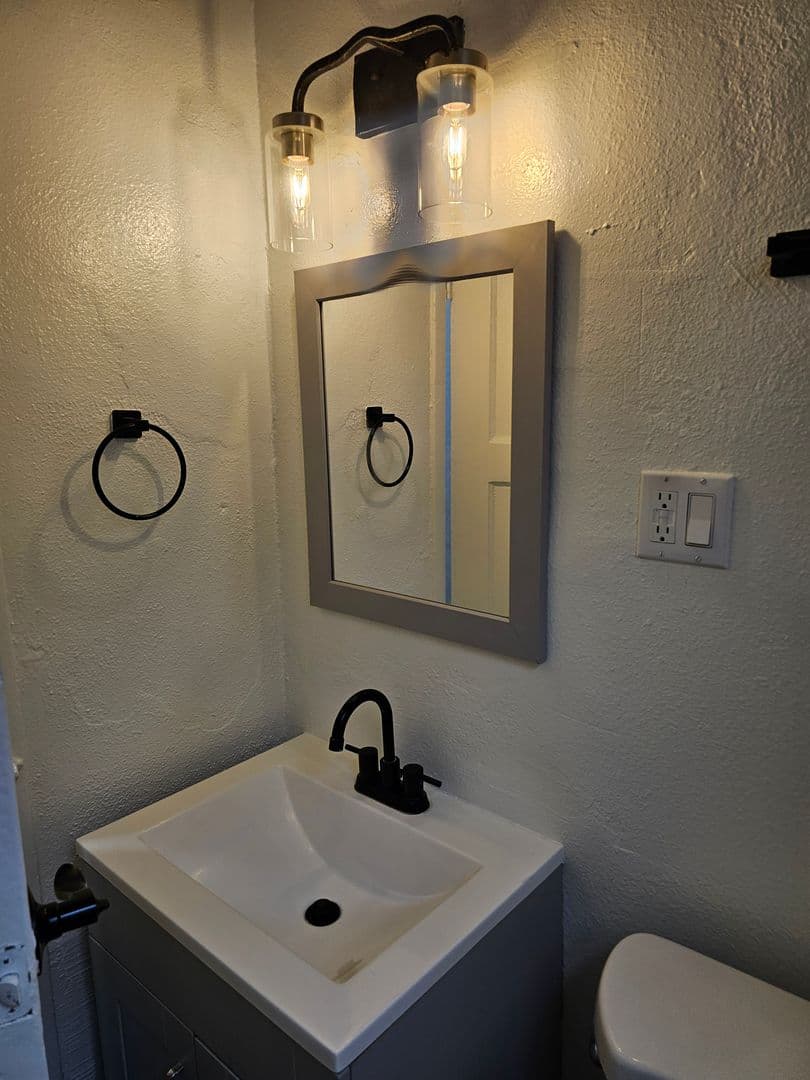 Los Angeles Apartment: 6439 Orange Street