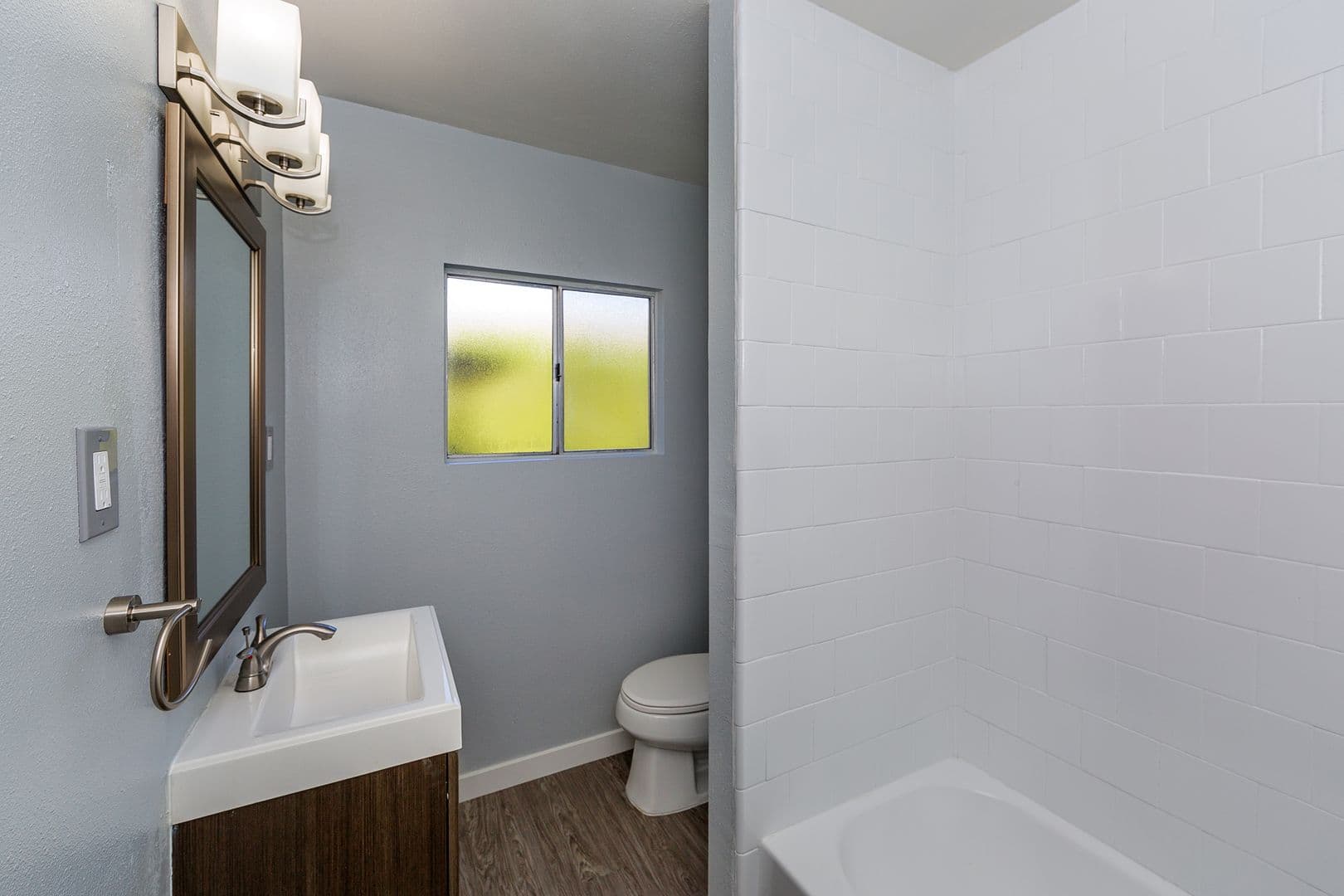 Long Beach Apartment: 1600-1602 Cedar Avenue