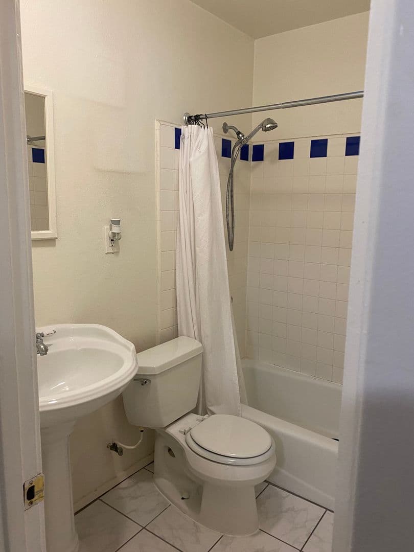 Long Beach Apartment: 1631 E. Florida St