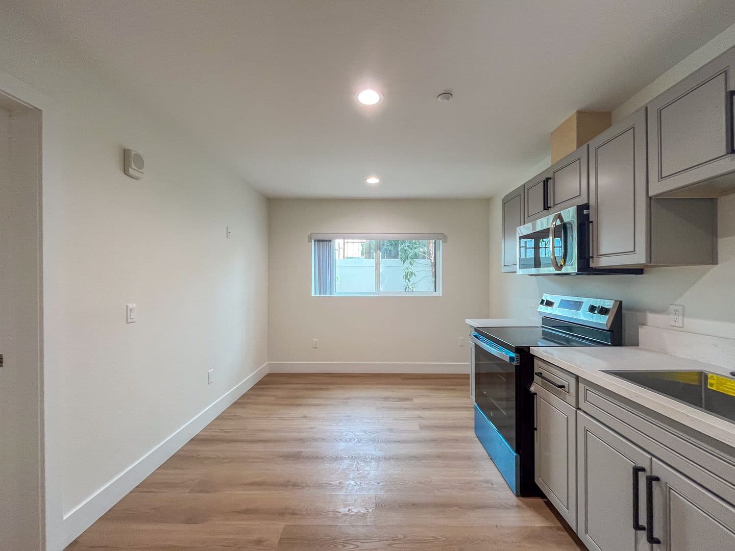 Los Angeles Apartment: 1627 E 92nd St