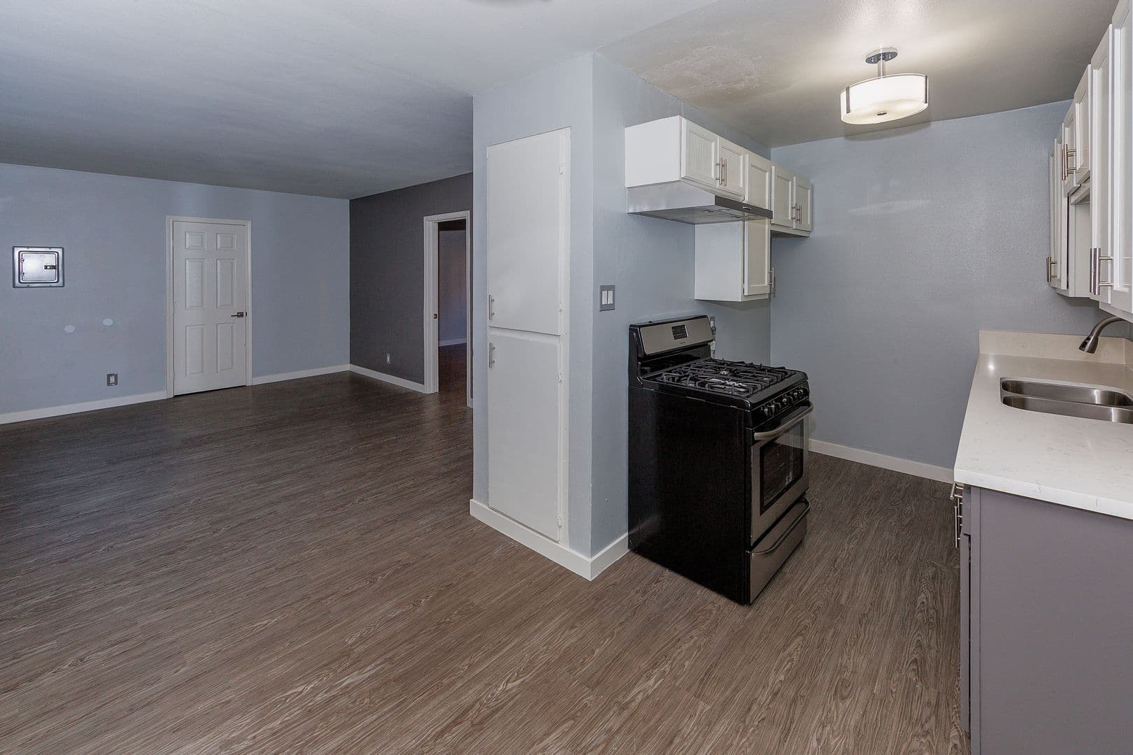Long Beach Apartment: 1600-1602 Cedar Avenue