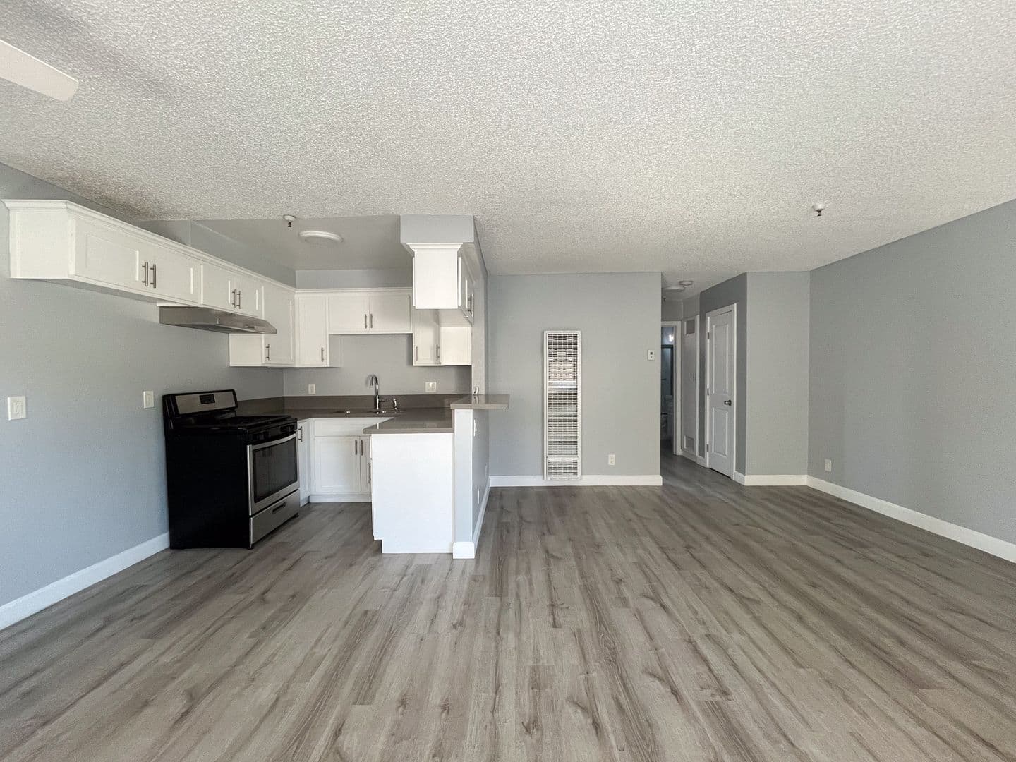 Hawthorne Apartment: 12521 Grevillea Avenue