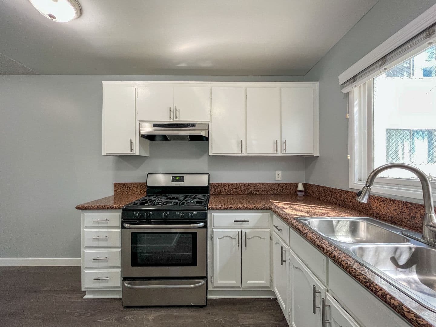 Long Beach Apartment: 124 E. 12th Street