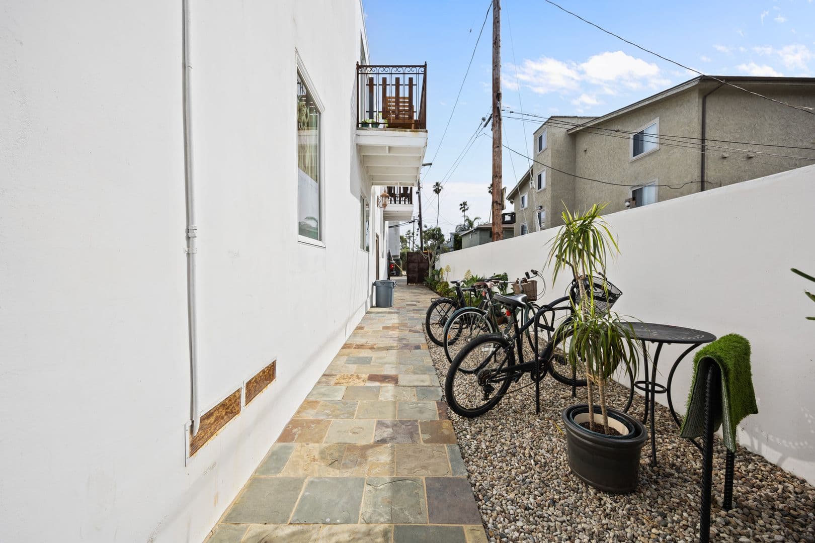 Venice Apartment: 616 Sunset Ave