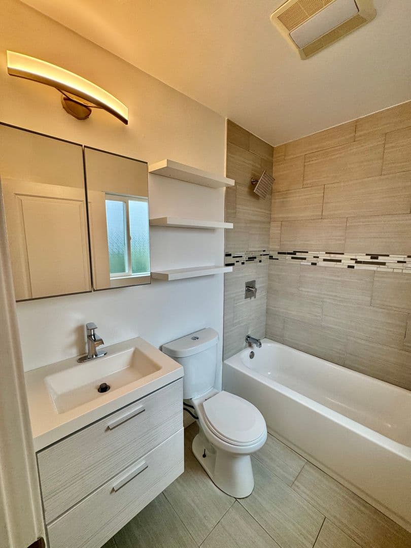 Inglewood Apartment: 613 S. Prairie Avenue