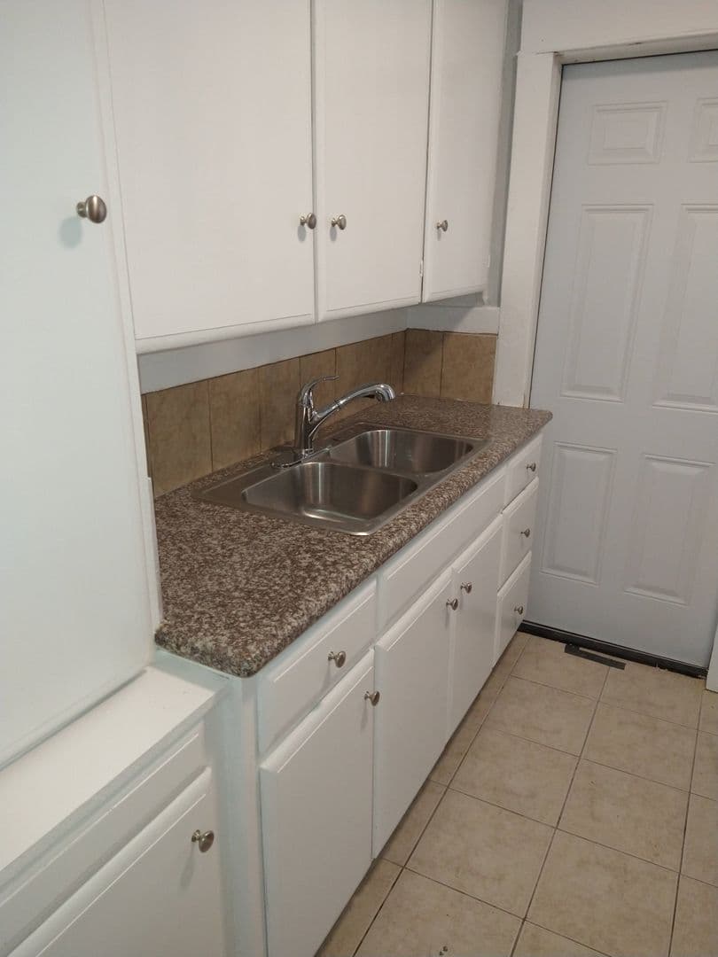 Long Beach Apartment: 1027-1031 Chestnut Avenue