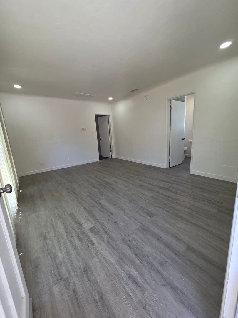 Del Aire Apartment: 5525-5535 W. 118th Street