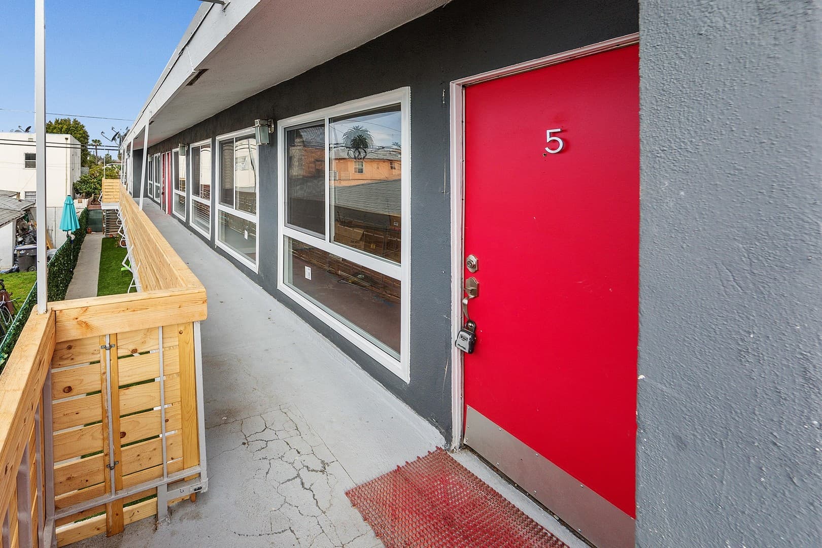 Long Beach Apartment: 2455 Pasadena Avenue