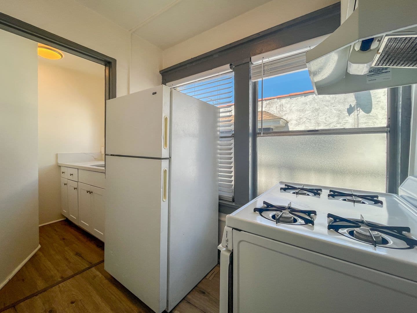 Los Angeles Apartment: 2694 James M. Wood Blvd.