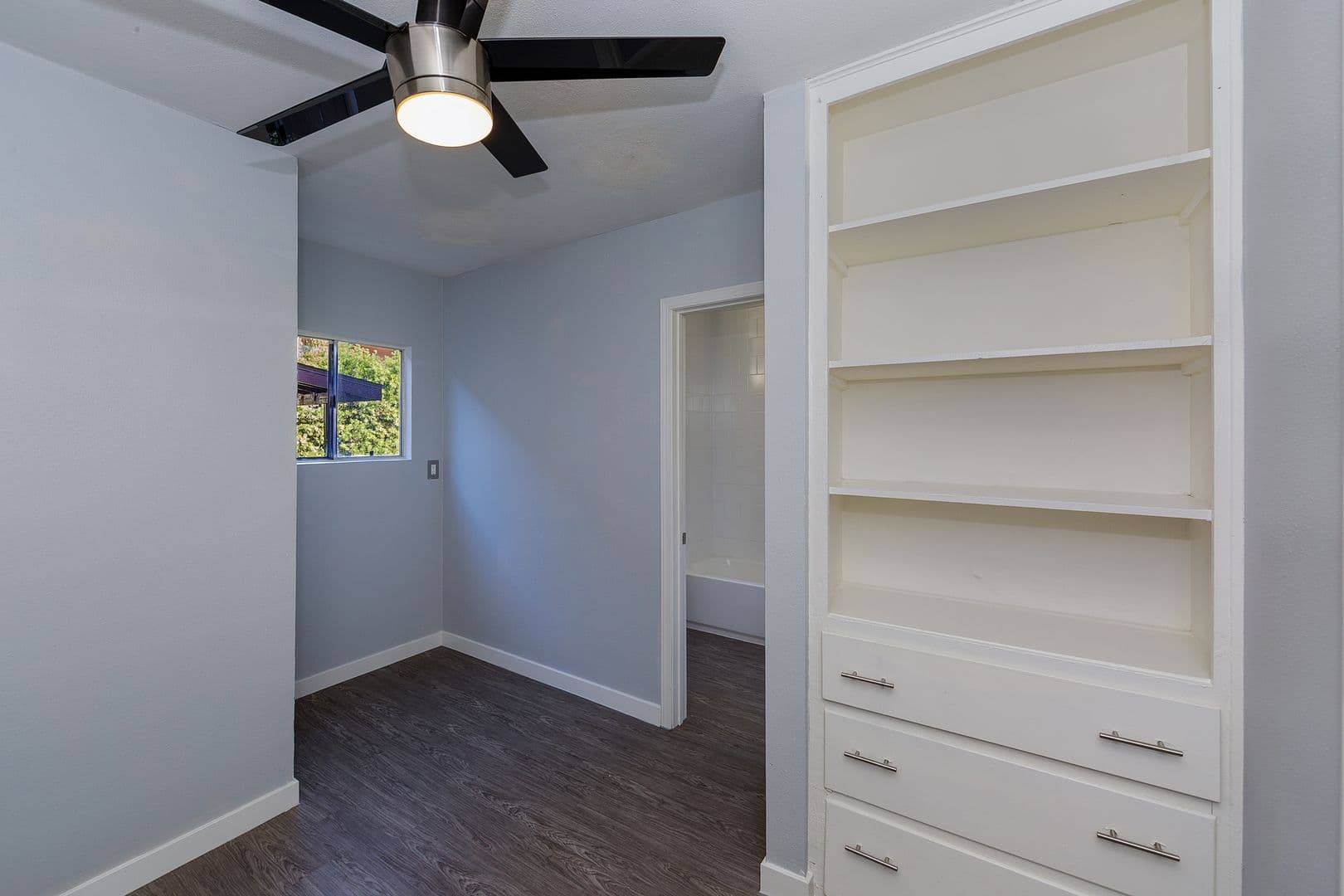 Long Beach Apartment: 1600-1602 Cedar Avenue
