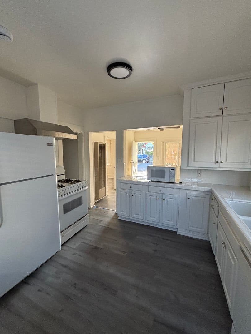 San Pedro Apartment: 1602-1620 S. Centre St.