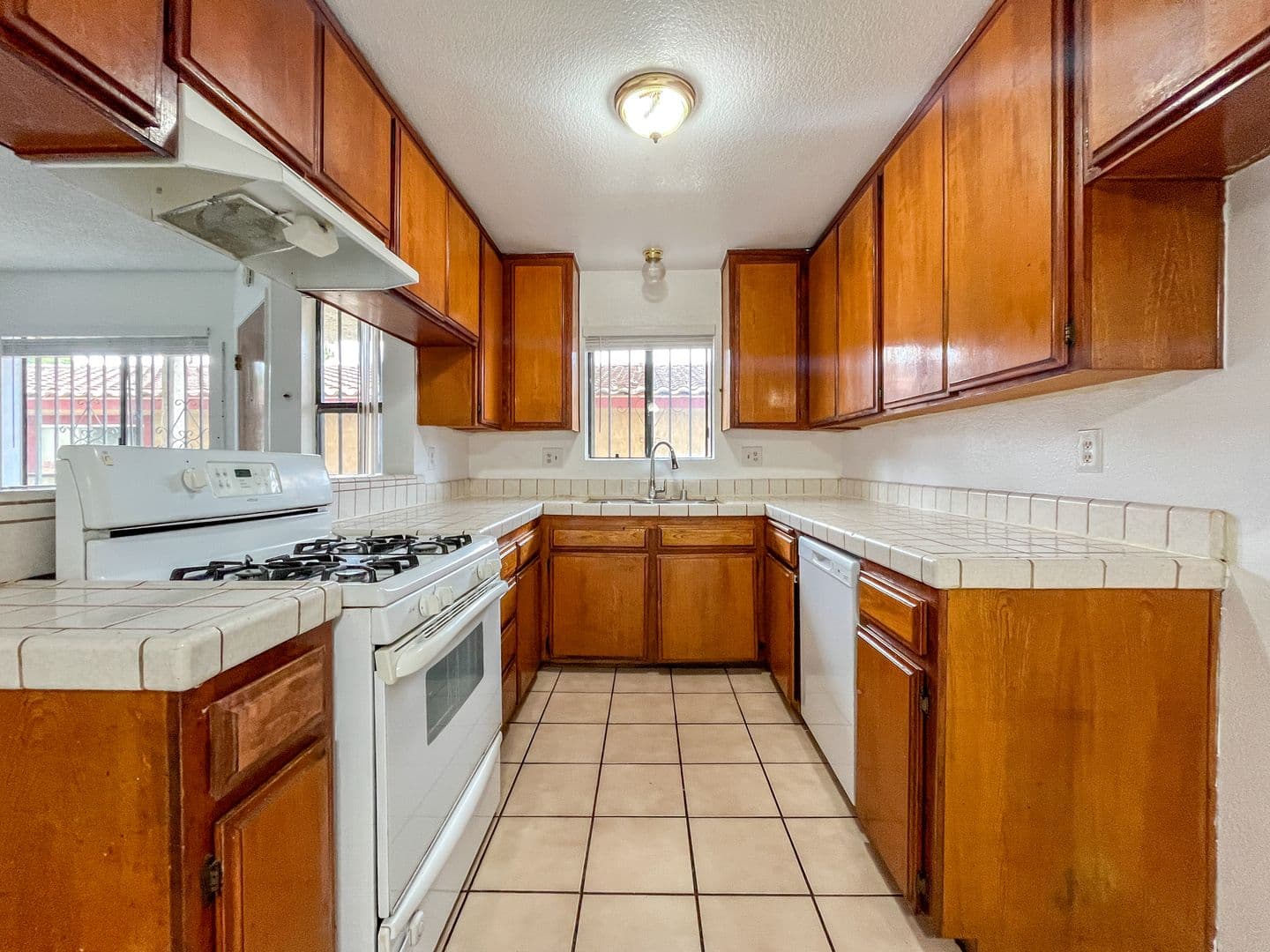 Hawthorne Apartment: 11943 Grevillea Ave