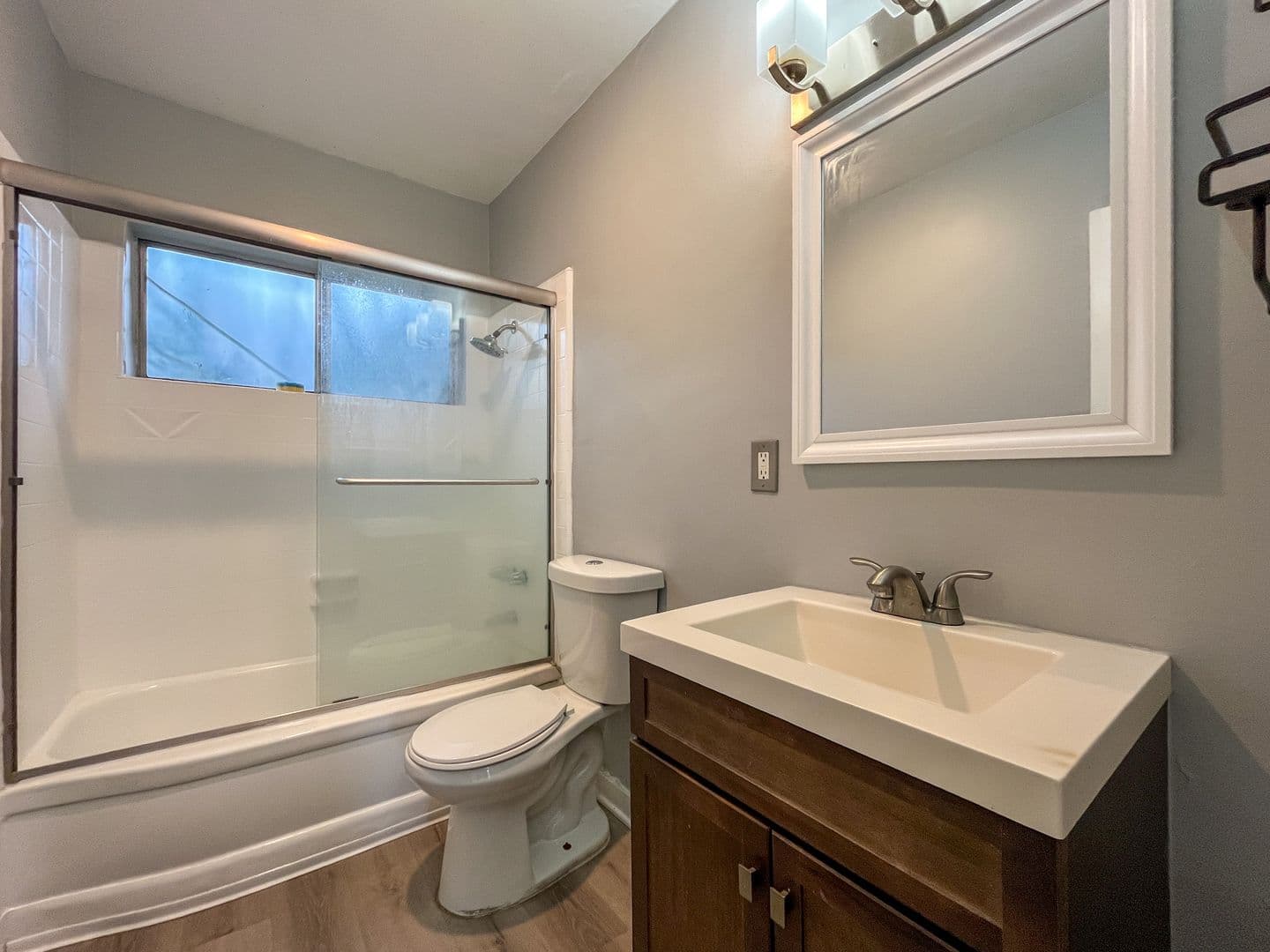 Long Beach Apartment: 2455 Pasadena Avenue