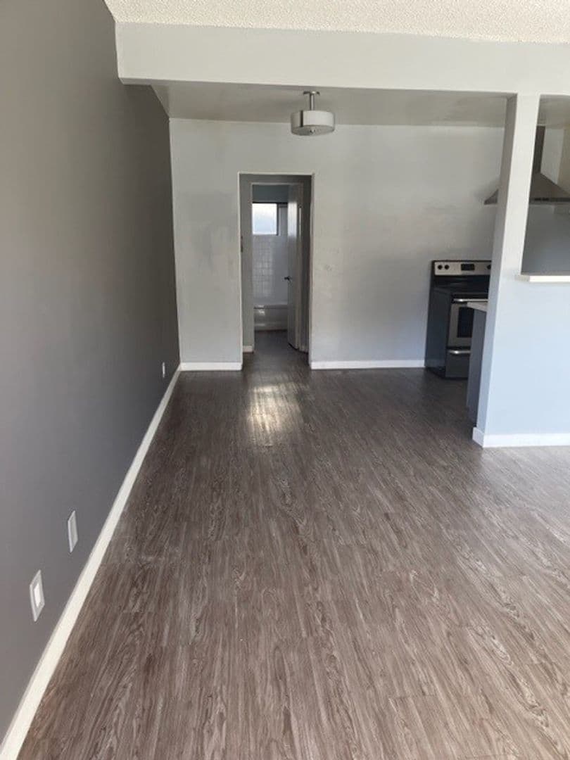 Long Beach Apartment: 2455 Pasadena Avenue