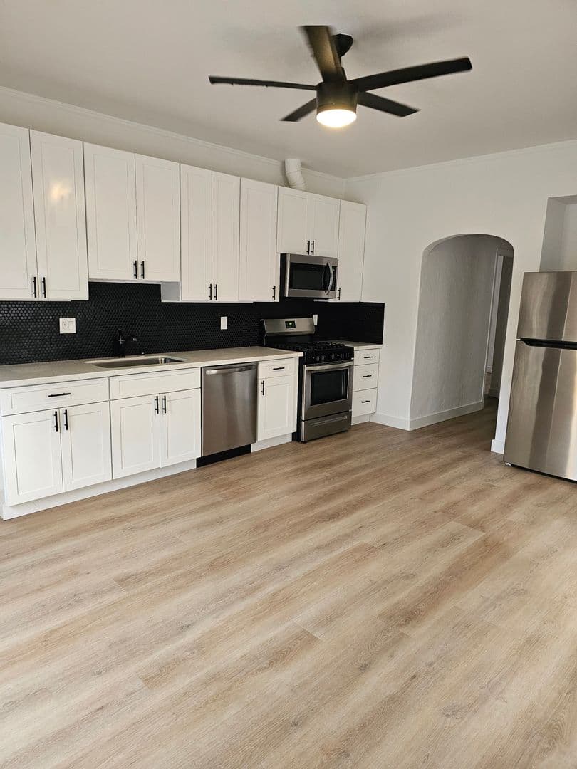 Los Angeles Apartment: 6439 Orange Street