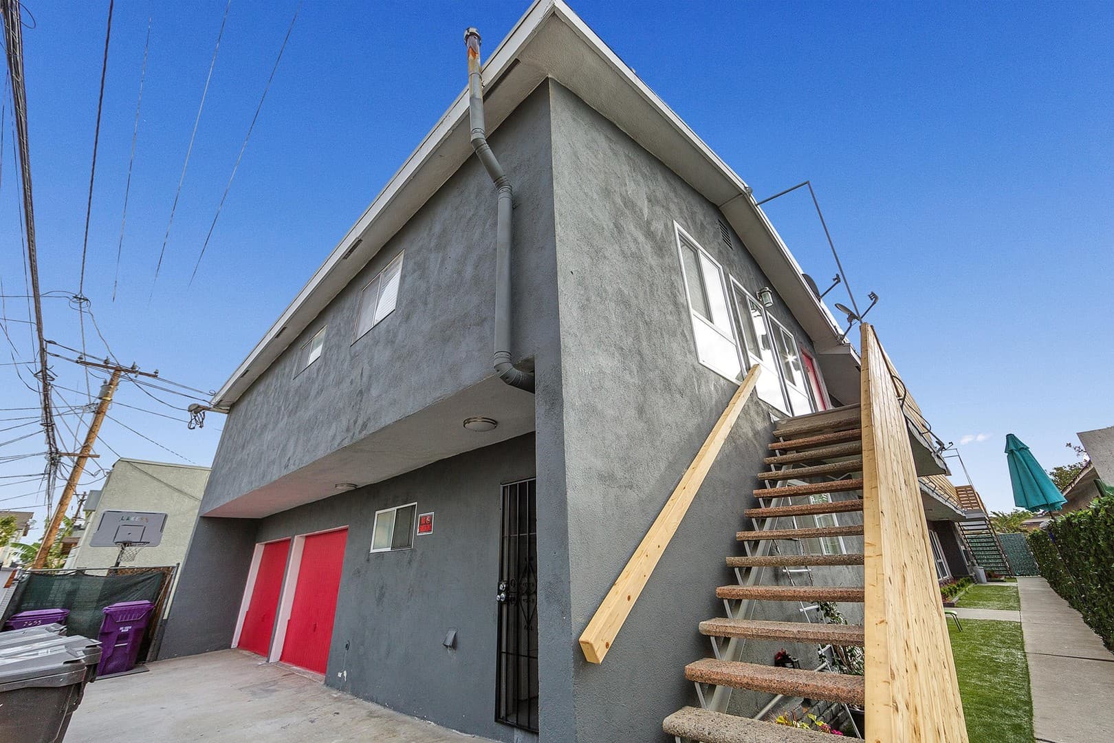 Long Beach Apartment: 2455 Pasadena Avenue