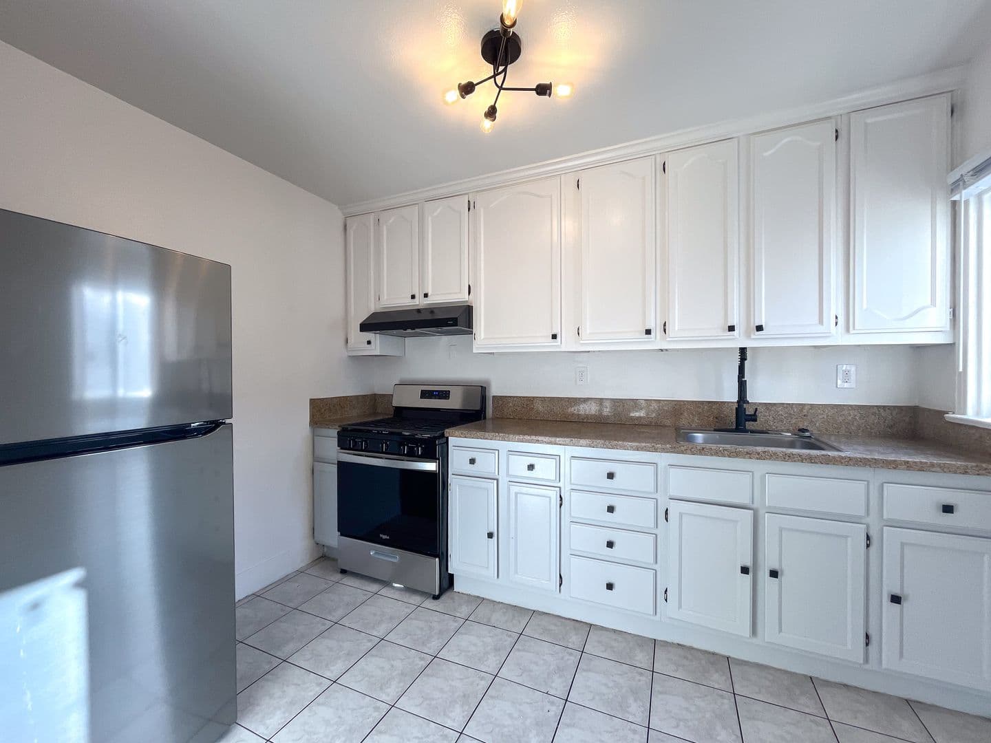 Long Beach Apartment: 2364 Lime Ave