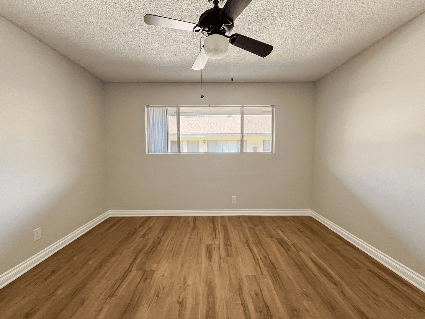 Long Beach Apartment: 372 Freeman Ave
