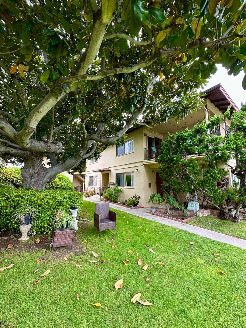 Redondo Beach Apartment: 321-325 Calle Miramar