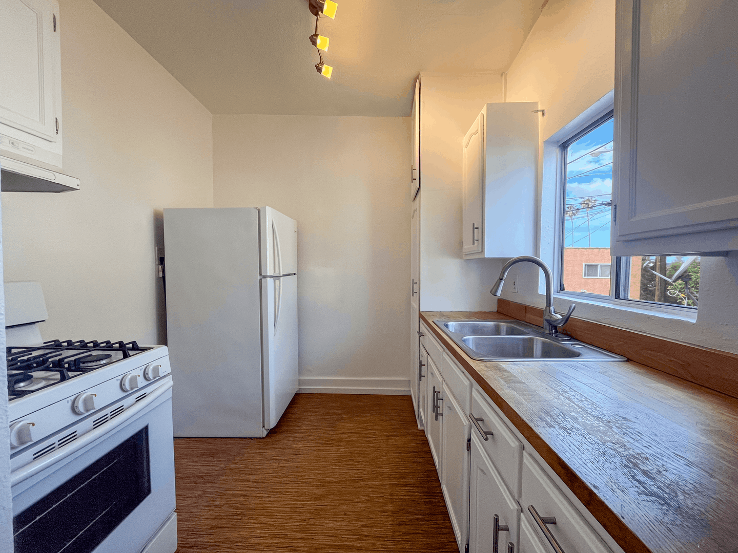 Los Angeles Apartment: 3956-3960 W 27th St