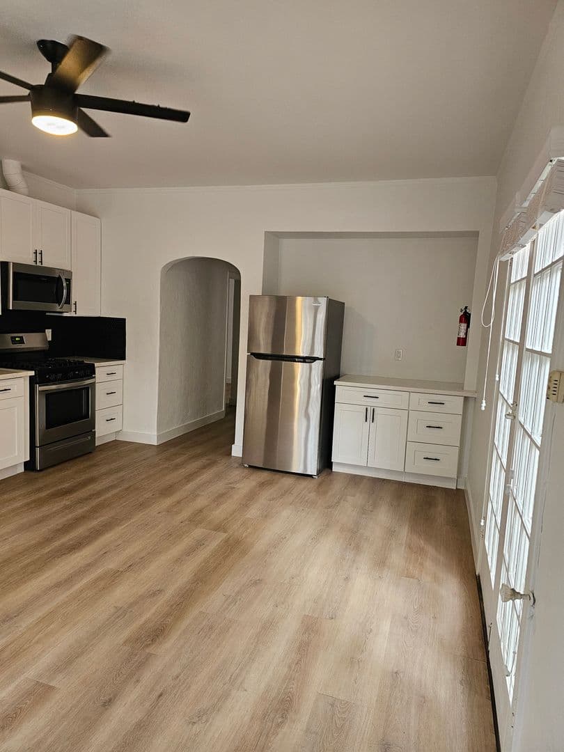 Los Angeles Apartment: 6439 Orange Street