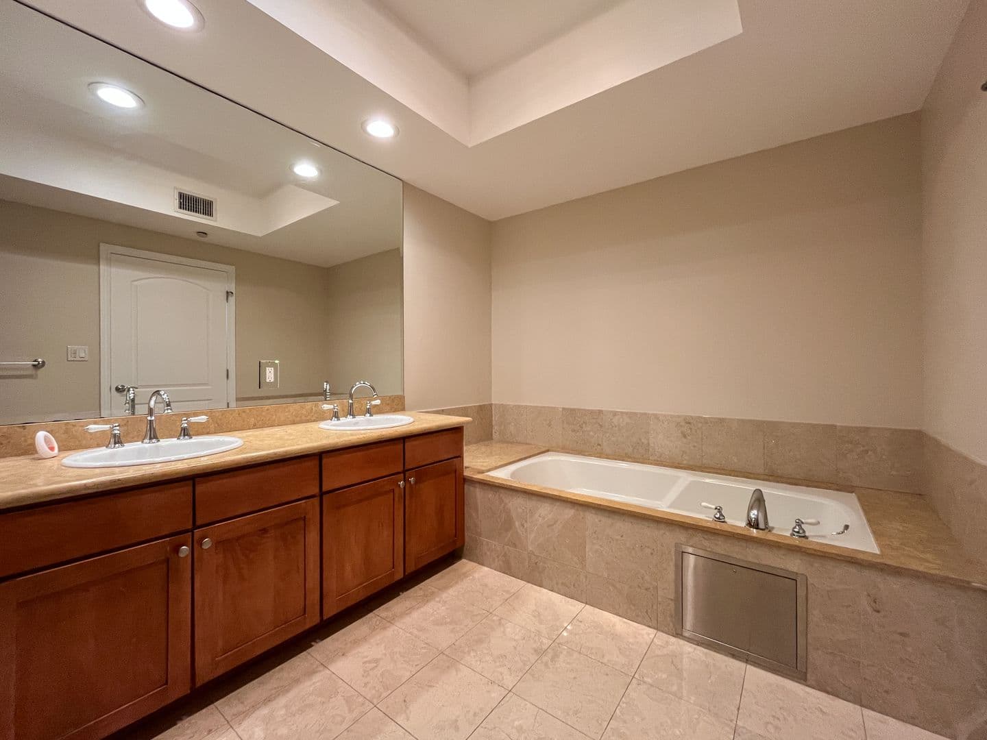 Los Angeles House: 1241 S Westgate Ave