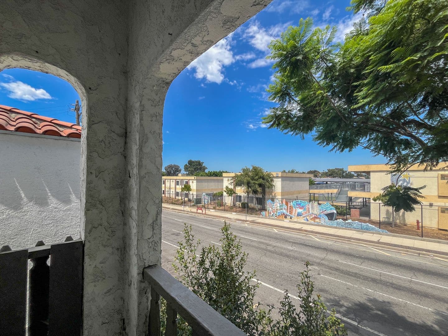 Long Beach Apartment: 551 Daisy Ave
